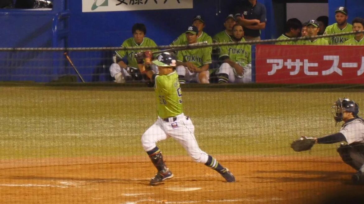 東京ヤクルトスワローズ 奥村展征 バッティングフォーム&バッティング スローモーション（セカンドゴロ）