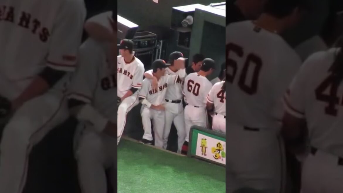 試合直前 小林誠司 重信慎之介と肩を組む〜2023年5月13日読売ジャイアンツ対 広島カープ