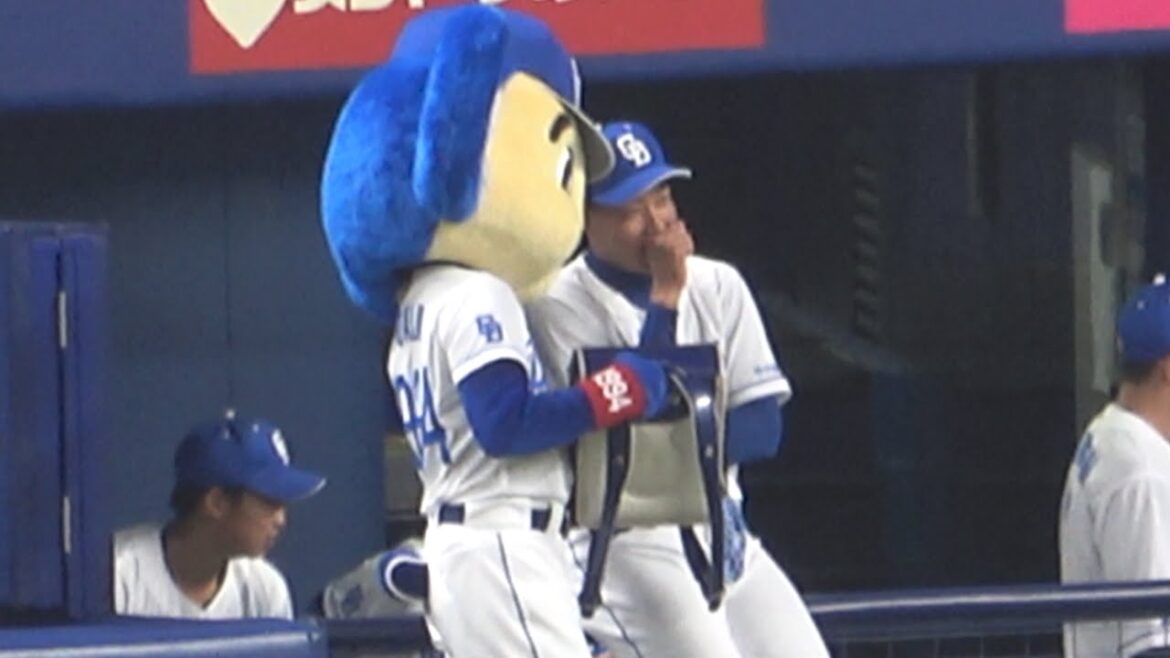 ドアラにあれこれ囁かれて笑いが止まらない加藤翔平（笑） (2023/04/21)