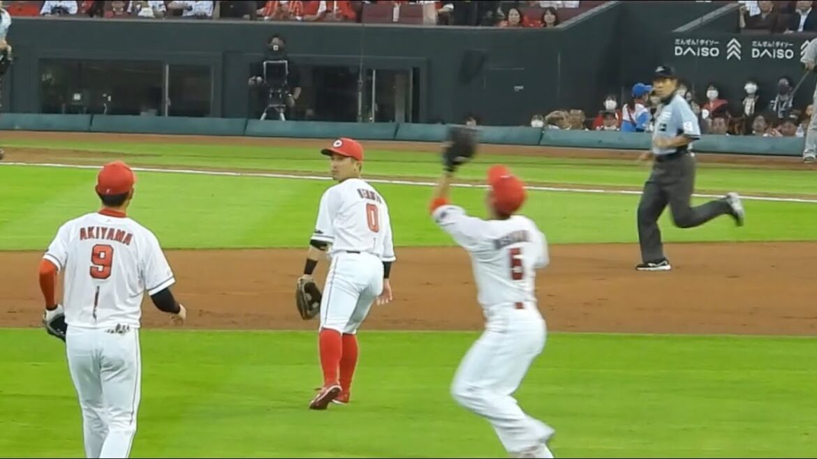 キャッチすると見せかけ、ダミーポーズをする上本崇司 広島カープ2023年6月23日