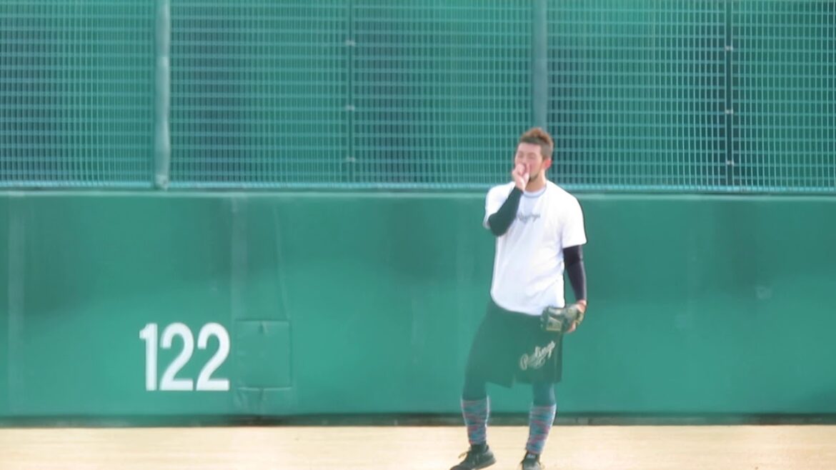 20.1.16　内と古谷　並んでキャッチボール　千葉ロッテ自主トレ（ロッテ浦和）