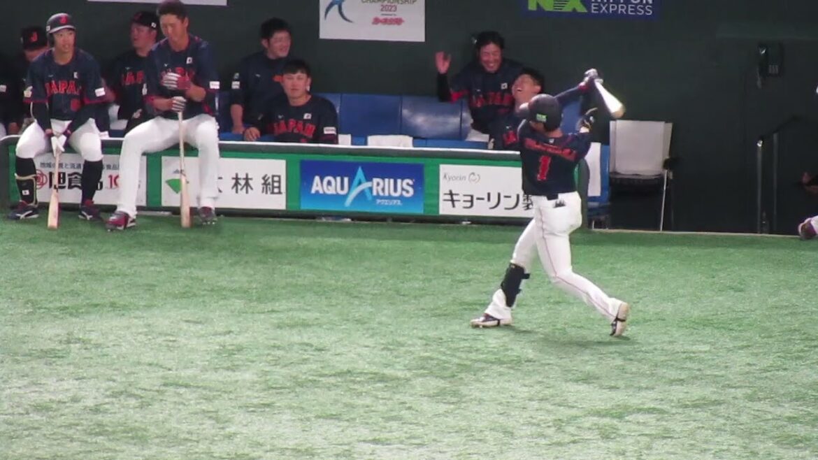 試合開始直前 和やかに話す藤原恭大 岡林勇希 秋広優人（日本 対 オーストラリア アジアCS　侍ジャパン 2023年11月18日）