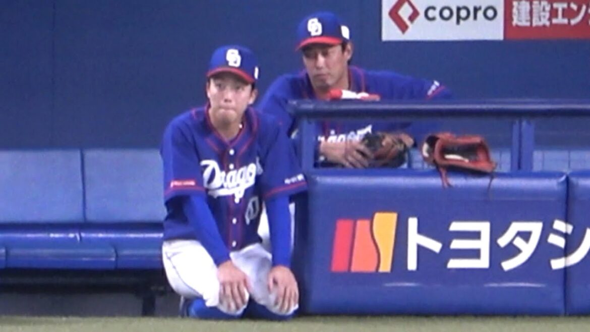 特に用はないけど加藤翔平の隣で正座する岡林 (2023/08/17)