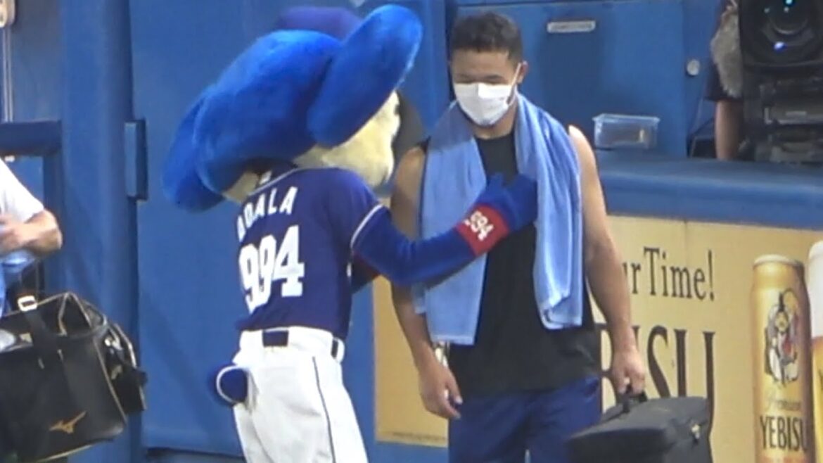 「さっきバク転失敗しましたよね？」的なことを石橋にツッコまれているっぽいドアラ (2022/09/03)