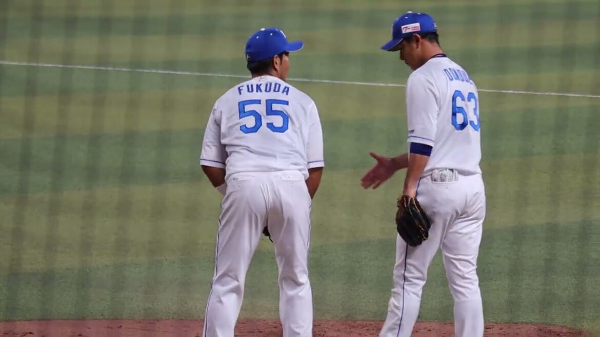 2023.10.03【引退試合】交代する福田永将と握手をする堂上直倫