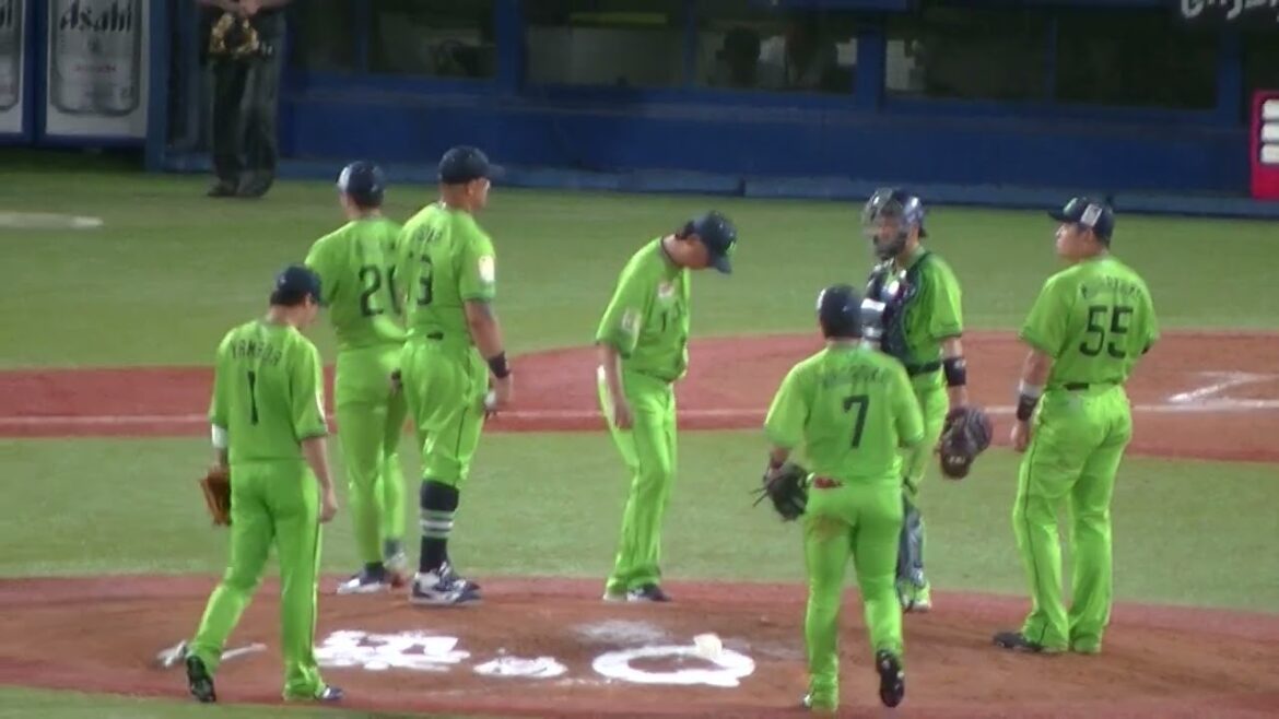 二死二、三塁で木澤を代えて山本大貴を投入するヤクルトベンチ（ヤクルトスワローズ 対 読売ジャイアンツ 2023年9月6日）