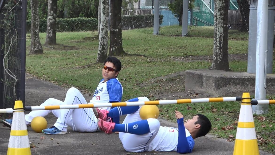 清水と根尾の腹筋トレーニング（2023年10月20日）