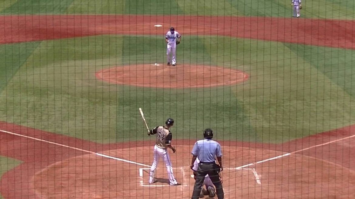 伊藤拓郎 尾崎匡哉をショートフライに打ち取る 20130709