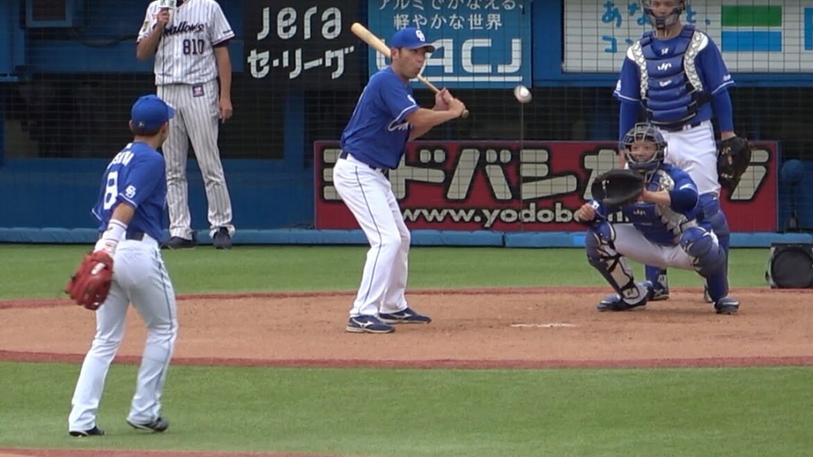 ピッチャー大島の投球術に翻弄される荒木コーチ（笑）(2023/07/13)