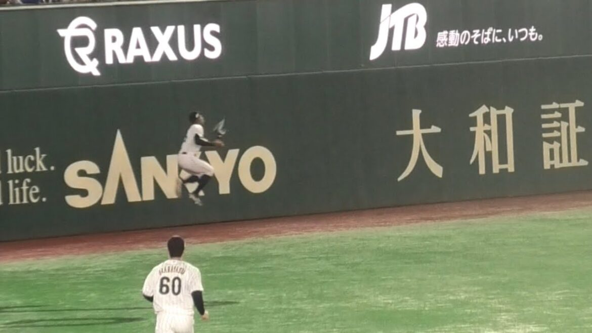 -2023.11.19-【アジチャン】９回表 万波中正 フェンス際の好守で田口を助ける！ 侍ジャパン（vs韓国）