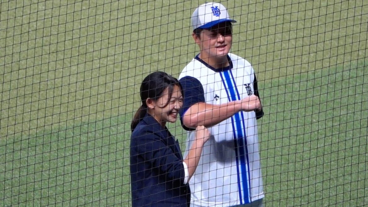 S-PARKの取材に来た松﨑涼佳アナとデスターシャする牧秀悟