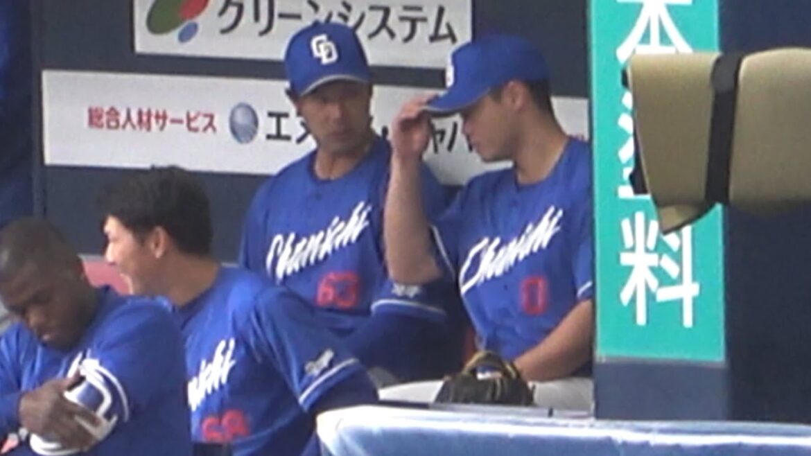 今年初めて1軍合流した堂上直倫、細川&溝脇に手伝ってもらいサインの確認 (2023/03/21)