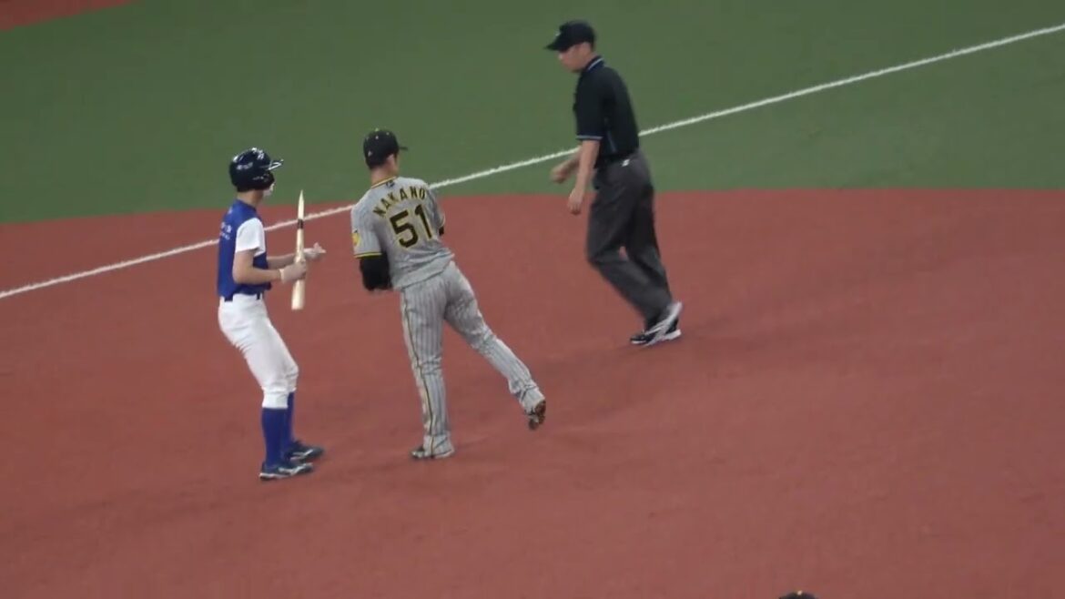 【左キラー】佐野皓大がバットを折りながらツーベースヒットを放つ、折れたバットは阪神・中野拓夢選手が回収。