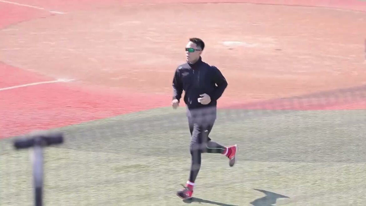 広島カープ 秋山翔吾 公開自主トレ 膝の手術後は順調💪球場ランニング　横須賀盛り上げ大使　2023.12.30