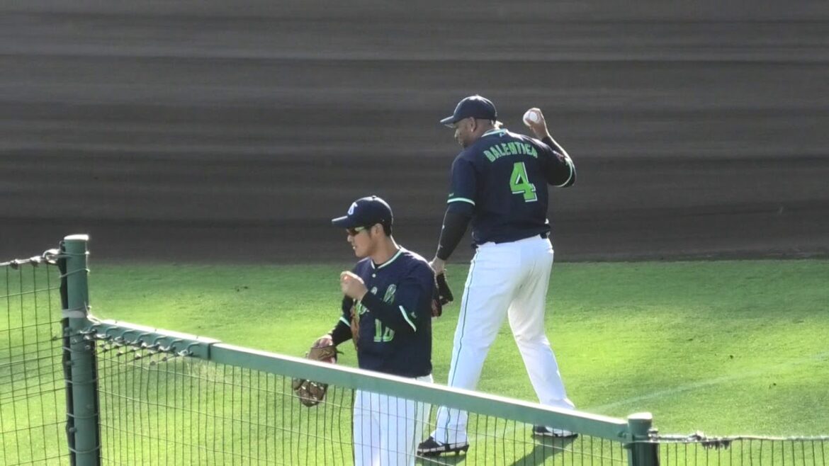 バレンティン＆坂口智隆、キャッチボールで遊びだす