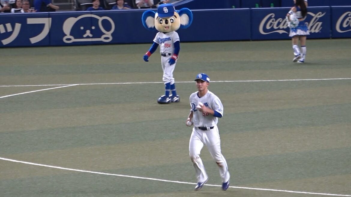 ファンの元へ向かう石橋を温かく見守るドアラ (2023/06/24)