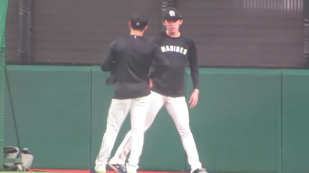 佐々木朗希-種市に投球動作教える　23.5.11　埼玉西武対千葉ロッテ