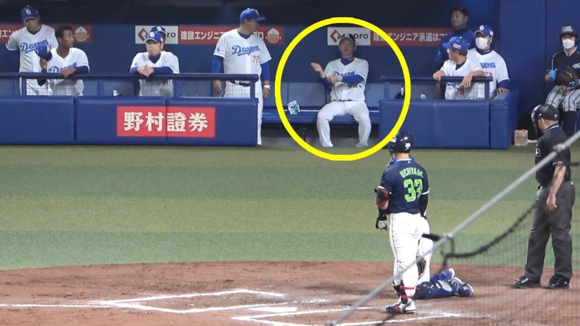 外野も守れる捕手内山の打席、立浪監督自ら木下拓哉へセーフティを警戒するよう伝えているシーン（2023年4月6日）