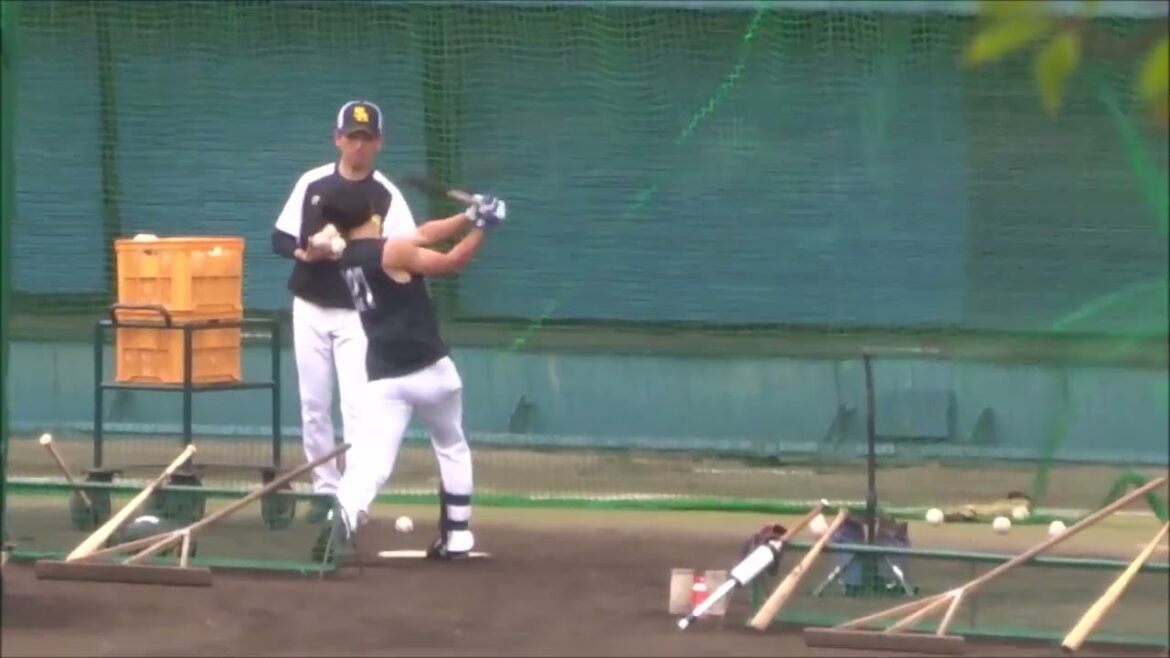 ホークス、緒方理貢選手　トスバッティング