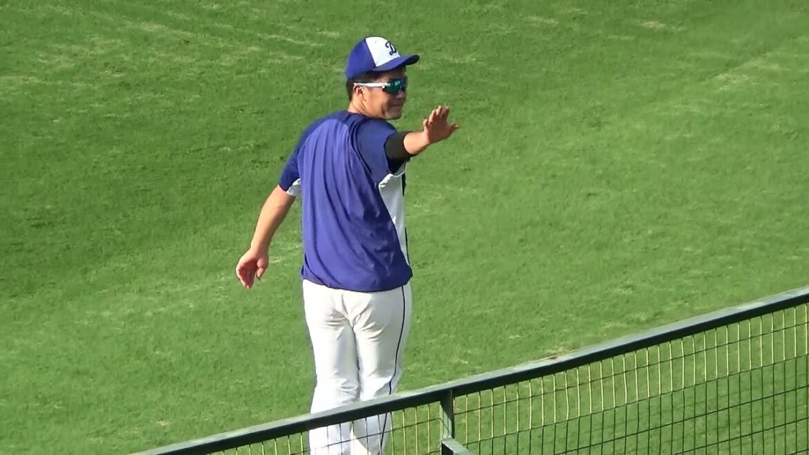 木下拓哉レフトスタンドの子供へボールにサイン