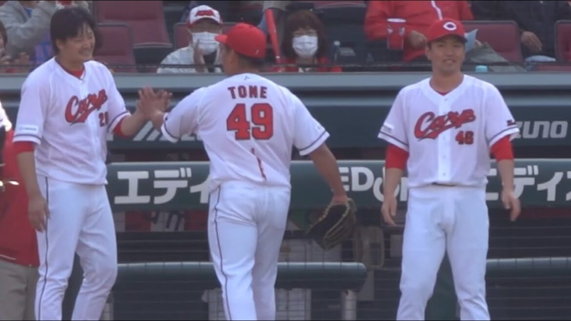 ルーキー河野のピンチを一球で片付け悠々と笑顔でベンチに向かうパイセンの戸根千明さん