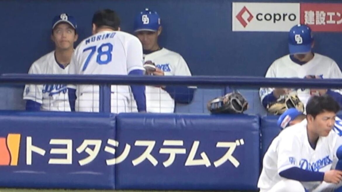 選手名鑑を読む加藤翔平の隣で白目をむく岡林（笑）（2023年5月11日）