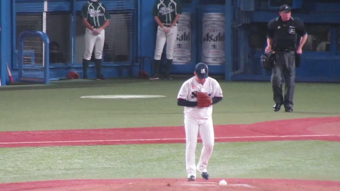 今野龍太の投球フォーム 神宮2021年10月7日センター側から 【神宮 ヤクルトスワローズ対 読売ジャイアンツ2021年10月7日】