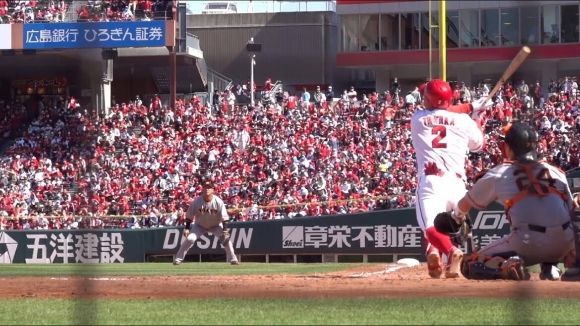 球場全体が歓喜の渦！みんな大好き待っていたぜ、2シーズンぶり今シーズン第一号ホームランを放つ田中広輔
