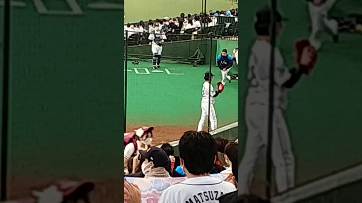 2020年10月18日山川のファールボールにびっくりする森脇亮介