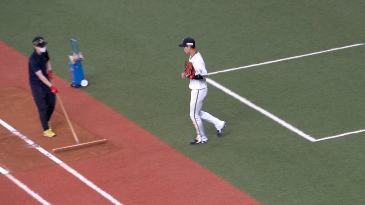 グランド整備をしてくれたスタッフさんにペコリと会釈する中川圭太