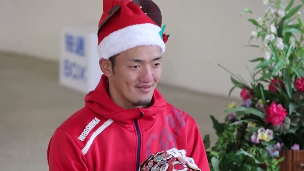 狙うは背番号④宣言❗カープ矢野サンタ登場✊矢野サンタ急遽サイン会ありがとう❗広島安佐動物公園　もうすぐクリスマス！カープ選手がプレゼント　2023.12.17