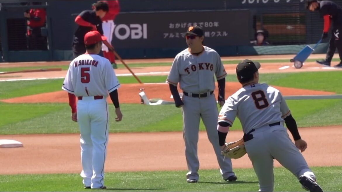 長野久義から背番号5継承した西川龍馬とのウォーミングアップツーショット