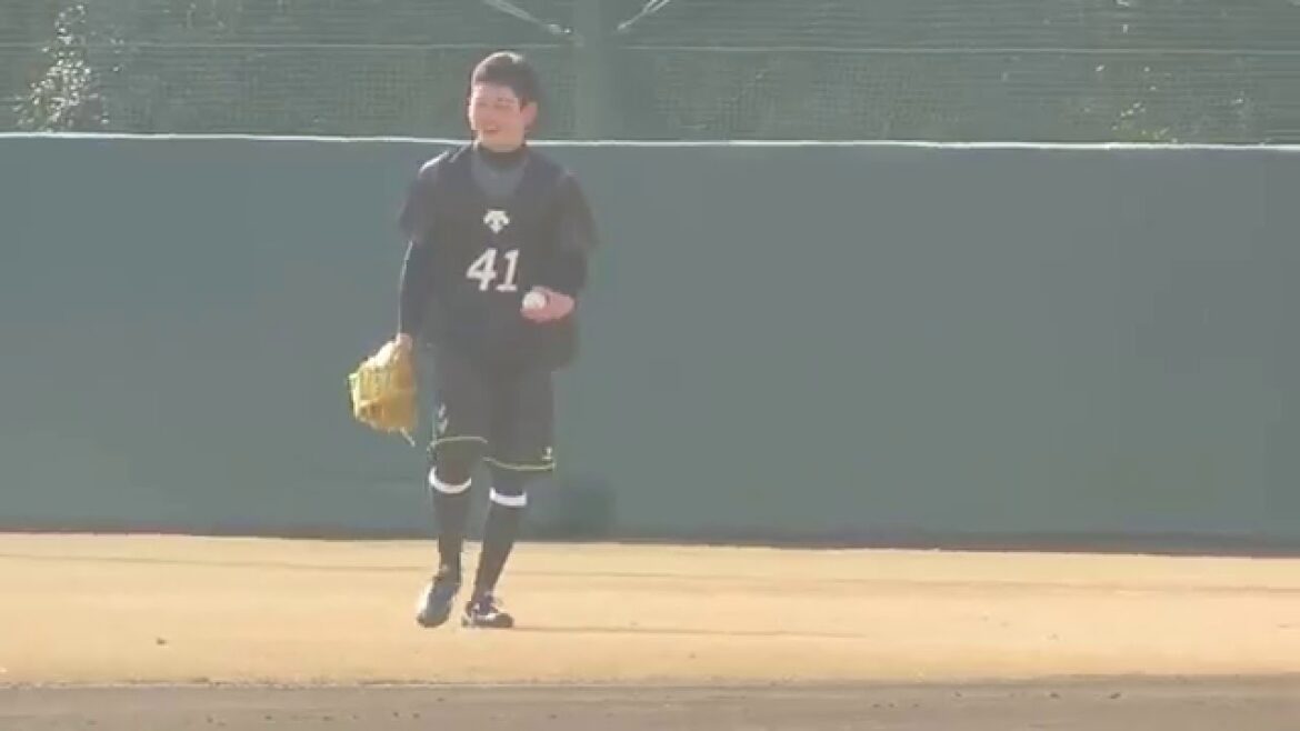 16.1.13　成田翔　キャッチボール　新人合同自主トレ