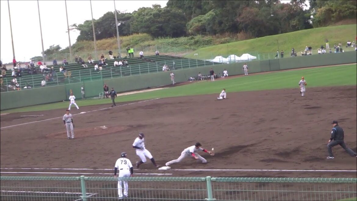 直江大輔投手 vs 野口智哉選手・スローで見てもセーフかアウトか微妙（侍ジャパン宮崎秋季キャンプ2023・読売ジャイアンツとの練習試合）