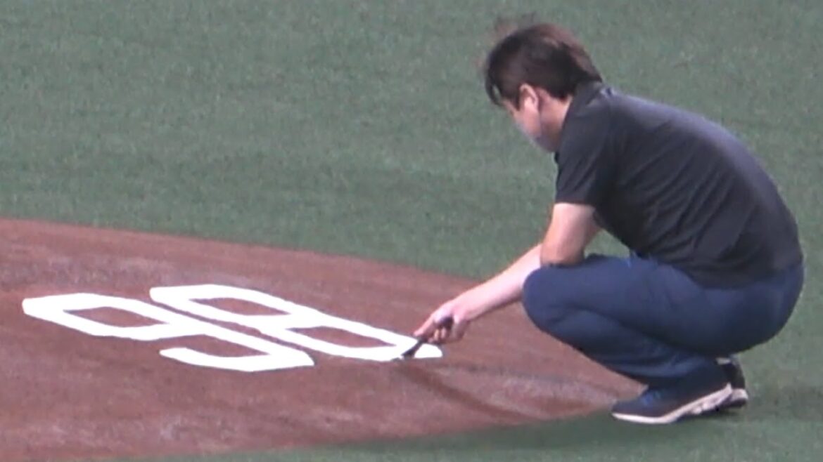 マウンドに描かれた木下雄介の背番号98を綺麗に仕上げるために微調整するスタッフ (2021/09/05)