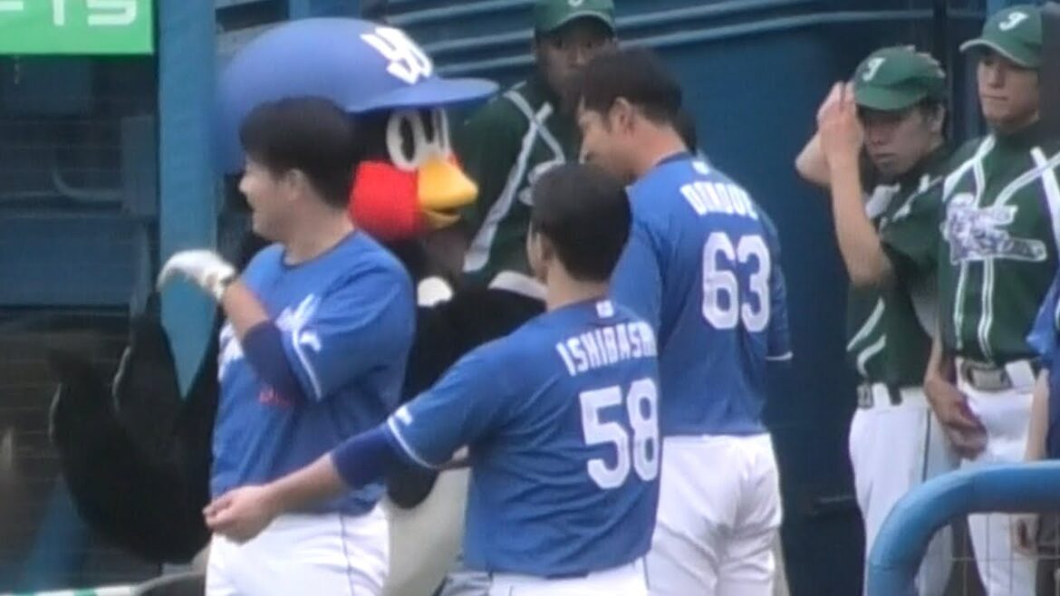 つば九郎、引退する堂上直倫さんを労う 2023/9/20