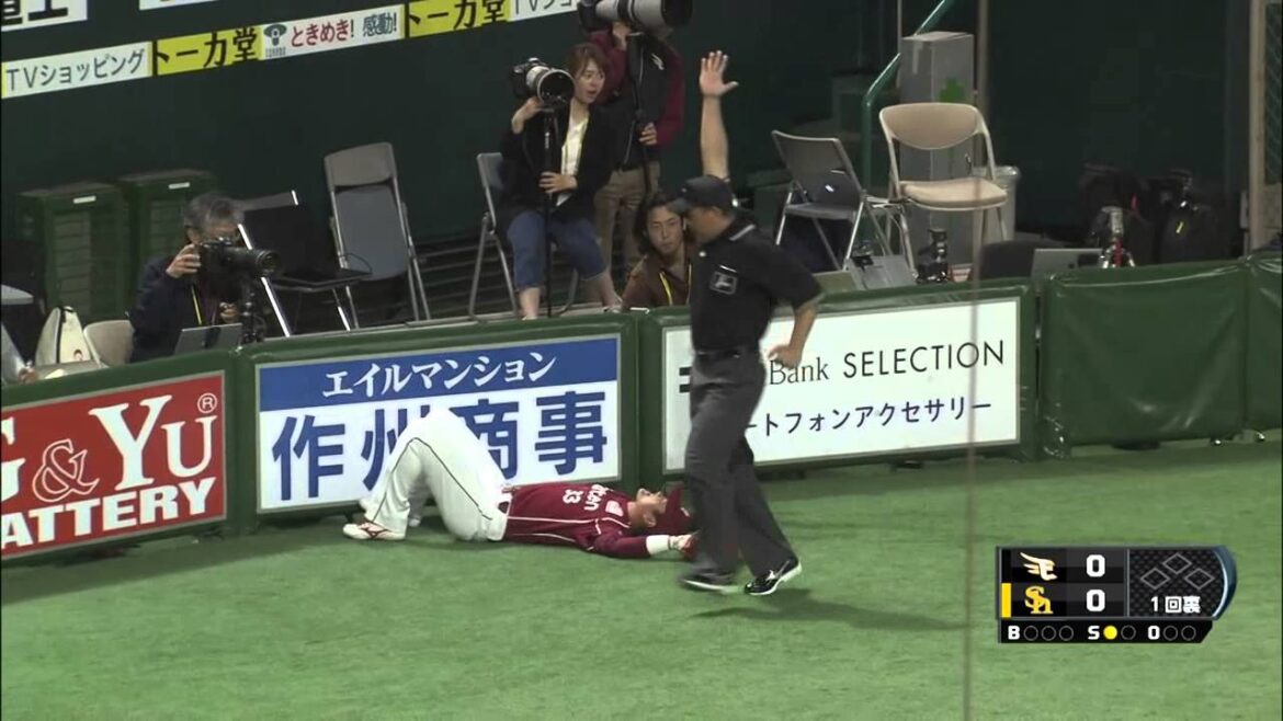 【プロ野球パ】銀次、フェンスギリギリの打球をスライディングキャッチ！  2015/04/21 H-E
