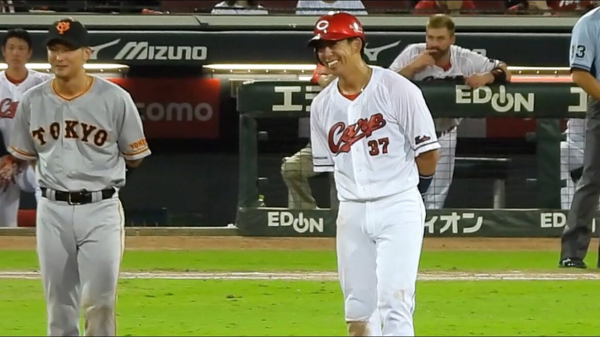 秋山の送りバントリクエスト中、セーフを確信してか、一人笑顔の野間さん！2023年8月4日