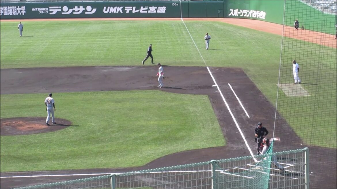 大城卓三（背番号24）・田中貴也（背番号69）・岸田行倫（背番号38）捕手のセカンド送球　～読売巨人軍紅白戦にて～