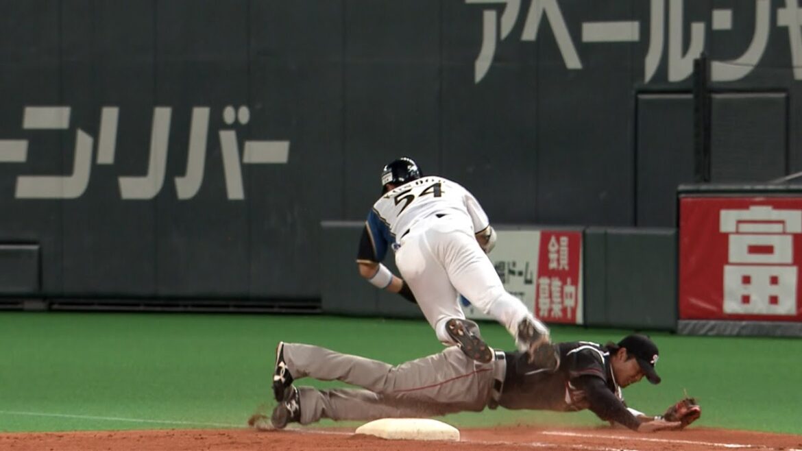 【プロ野球パ】横浜OB思わぬ激突…近藤と高濱が一塁上で交錯 2015/10/11 F-M 【プロ野球パ】横浜OB思わぬ激突…近藤と高濱が一塁上で交錯 2015/10/11 F-M