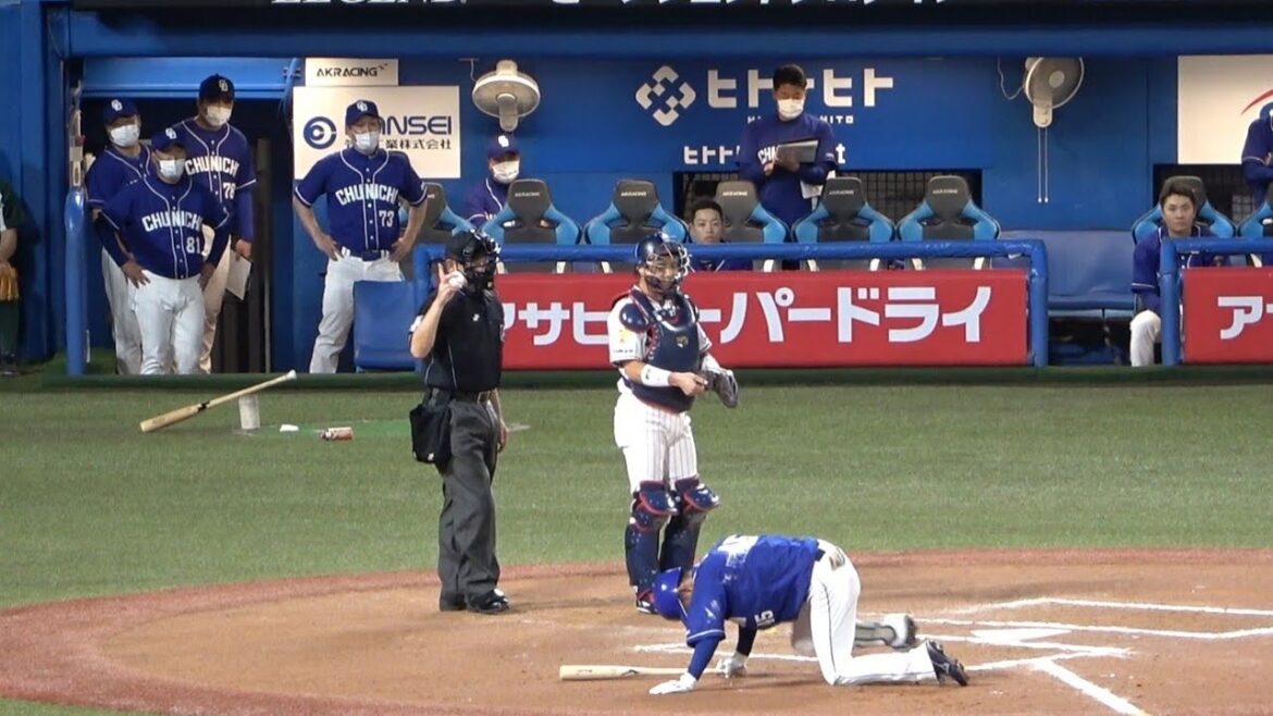 自打球が急所に命中し悶絶する土田龍空を見つめる立浪監督（2022年9月2日）