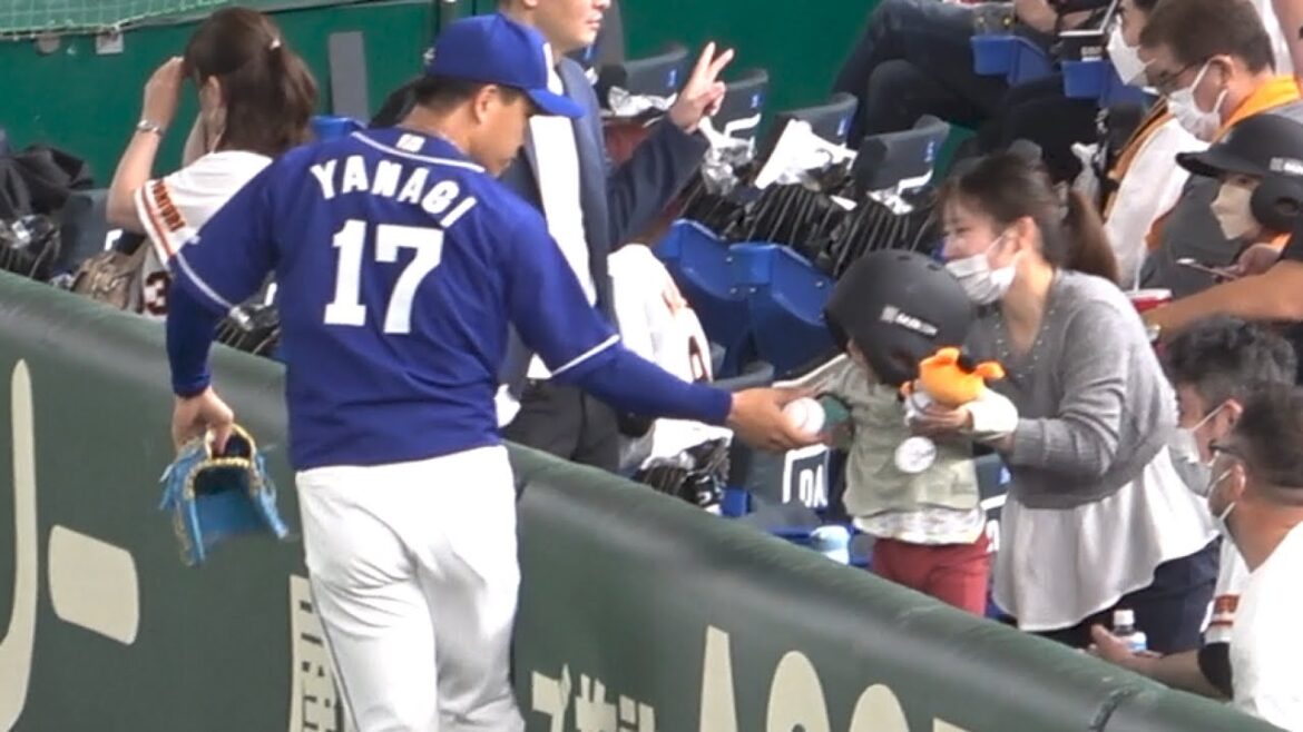 東京ドームの小さなジャイアンツファンにボールをプレゼントするイケメン柳裕也 (2022/05/15)