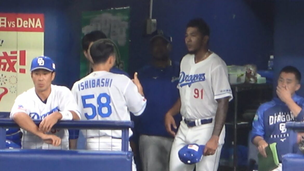 背後でメヒアの話し声。すぐに席を立ち積極的に話しかける女房役・石橋康太（2023年6月24日）