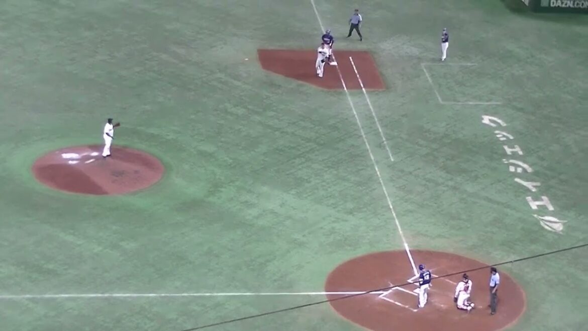 平田良介デラロサからヒットで続く送りバントの打球　デラロサ ボールを蹴っ飛ばすエラー 〜巨人 対 中日 2022/8/24