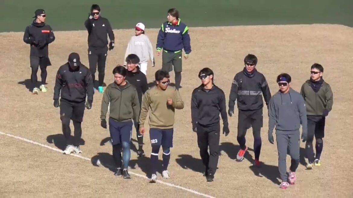 ヤクルト自主トレ松山組  ウォーミングアップ→ノック。   山田哲人、川端慎吾ら、かわいいLadyと2024年のスタート