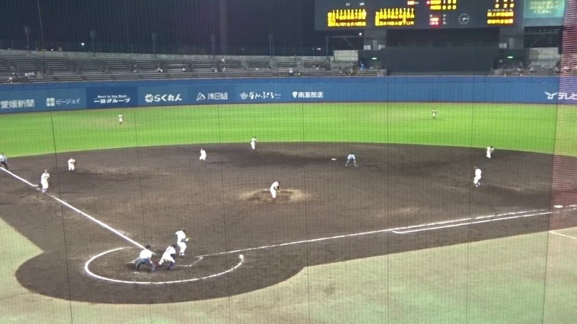 柿木蓮投手、連続三振で満塁のピンチを切り抜け小さくガッツポーズ！　～えひめ国体・高校野球/花咲徳栄高校 vs 大阪桐蔭高校（4回表）～