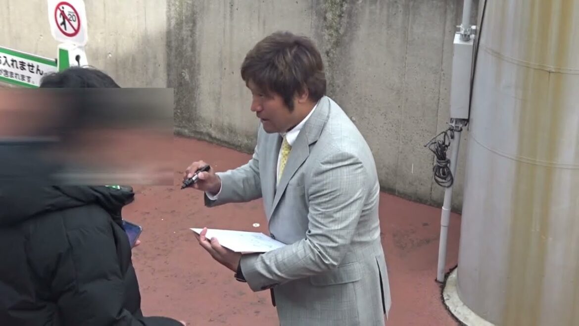 ファンサービスをする平田良介さん。