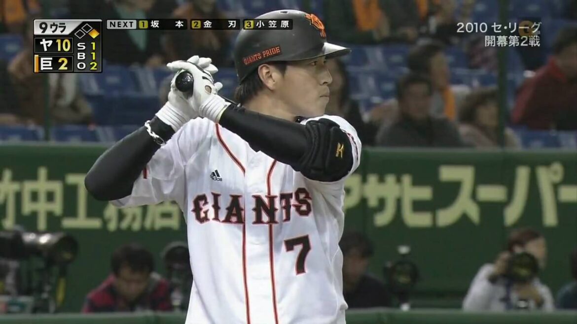 長野久義プロ初ヒットの記念ボールをスタンドに投げようとするラミレス