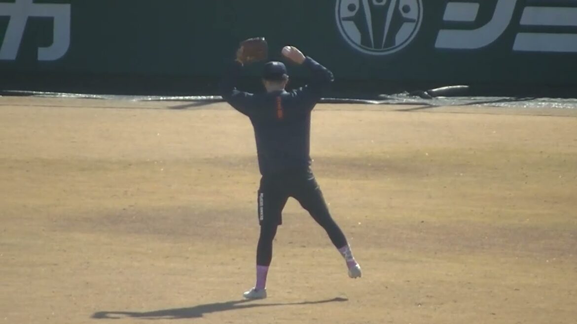 巨人合同自主トレ】巨人 直江大輔がジャイアンツ球場で自主トレ（ジャイアンツ球場2024年1月14日）