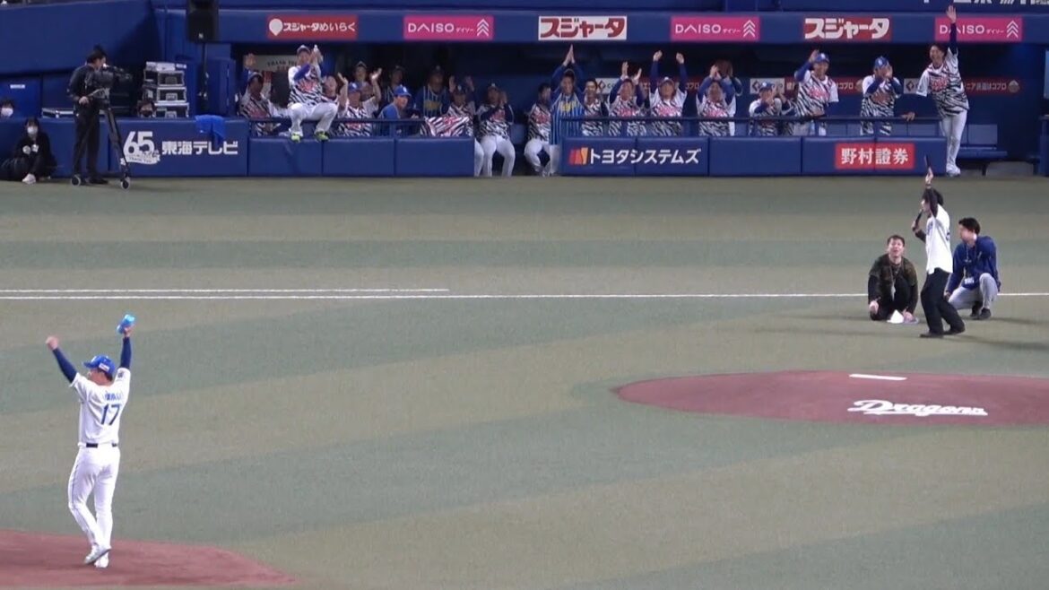 バズーカチャレンジに緊急参戦した柳がキャッチに成功した瞬間の中日ベンチ！（2023年11月25日）